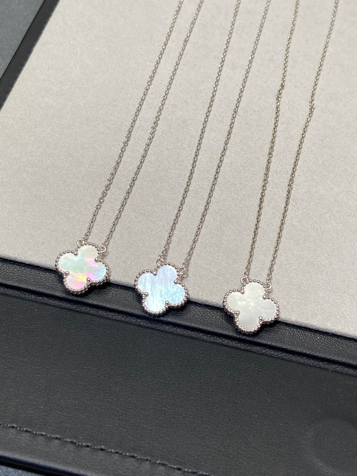 Miro クローバー ミディアム シルバーホワイトMOPネックレス