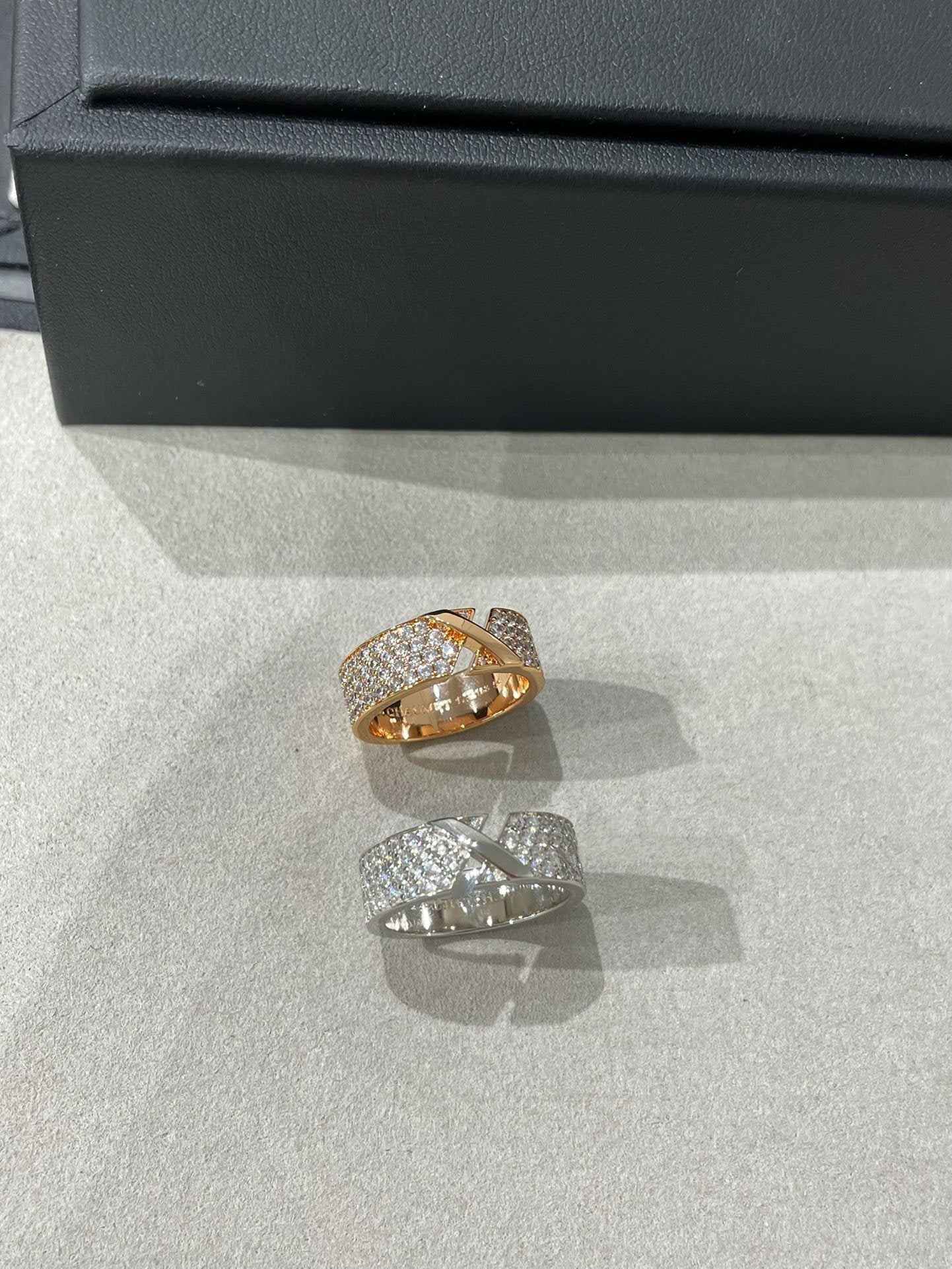 ¡®Moco¡¯LIENS EVIDENCE  DIAMOND PAVED RING