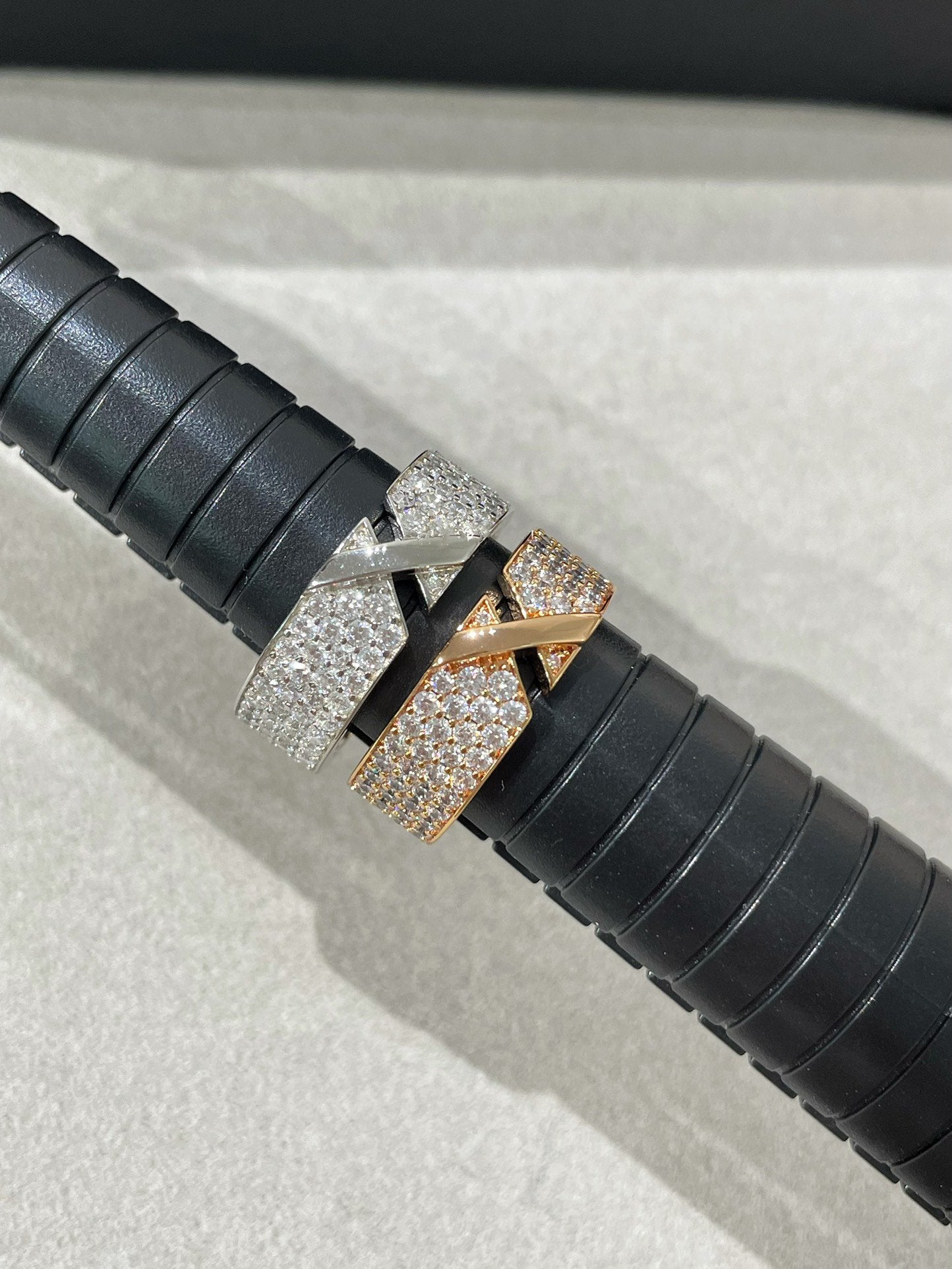 ¡®Moco¡¯LIENS EVIDENCE  DIAMOND PAVED RING
