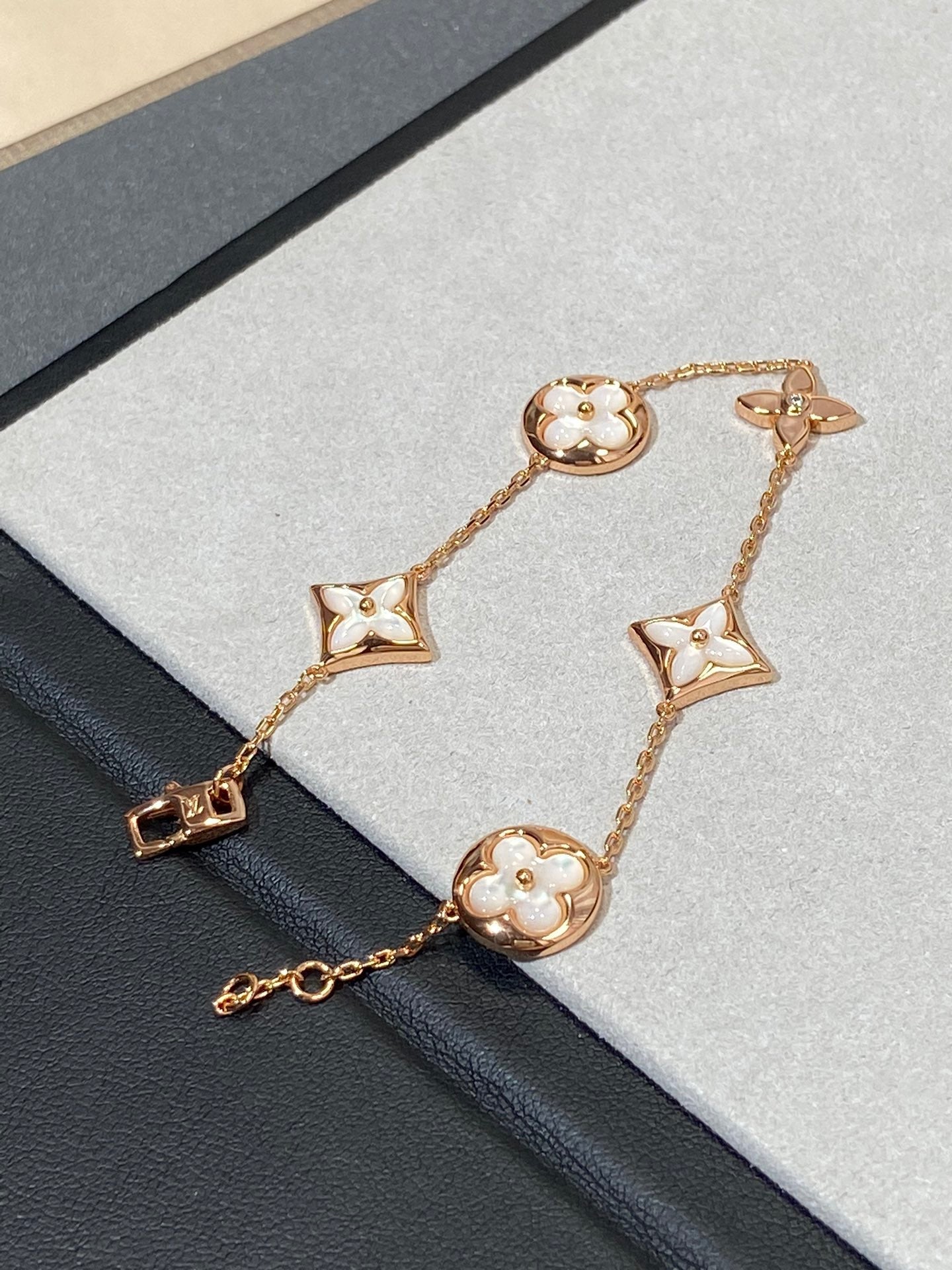 ¡®Moco¡¯STAR AND SUN 5 MOTIF MOP PINK GOLD BRACELET