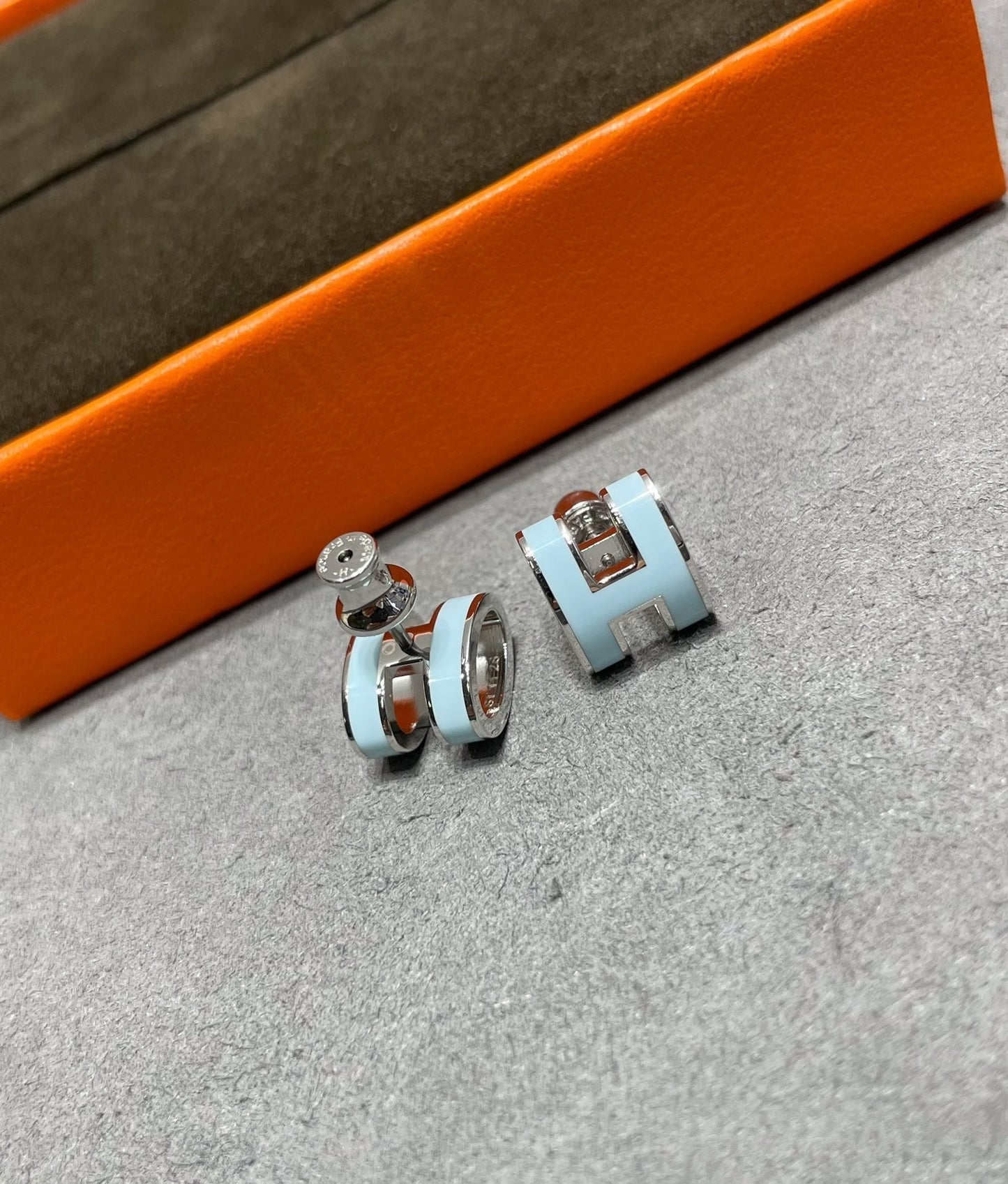 ¡®Moco¡¯POP H SKY BLUE STUD EARRINGS