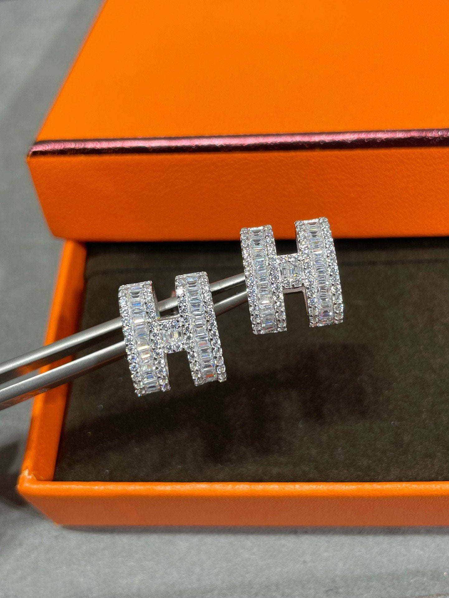 ¡®Moco¡¯H STUD EARRINGS WITH SILVER DIAMONDS